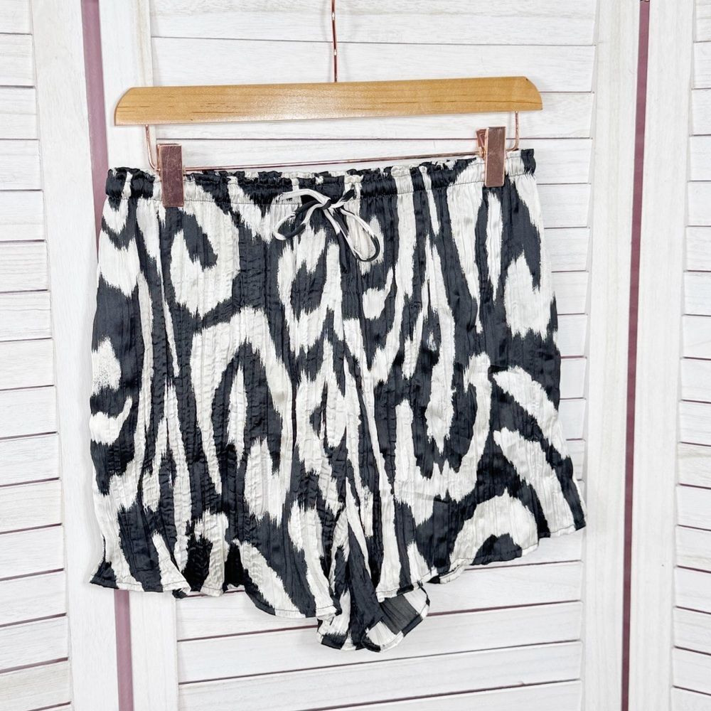 H&M Printed Crinkle Satin Elastic Waist Shorts Black Cream Small
